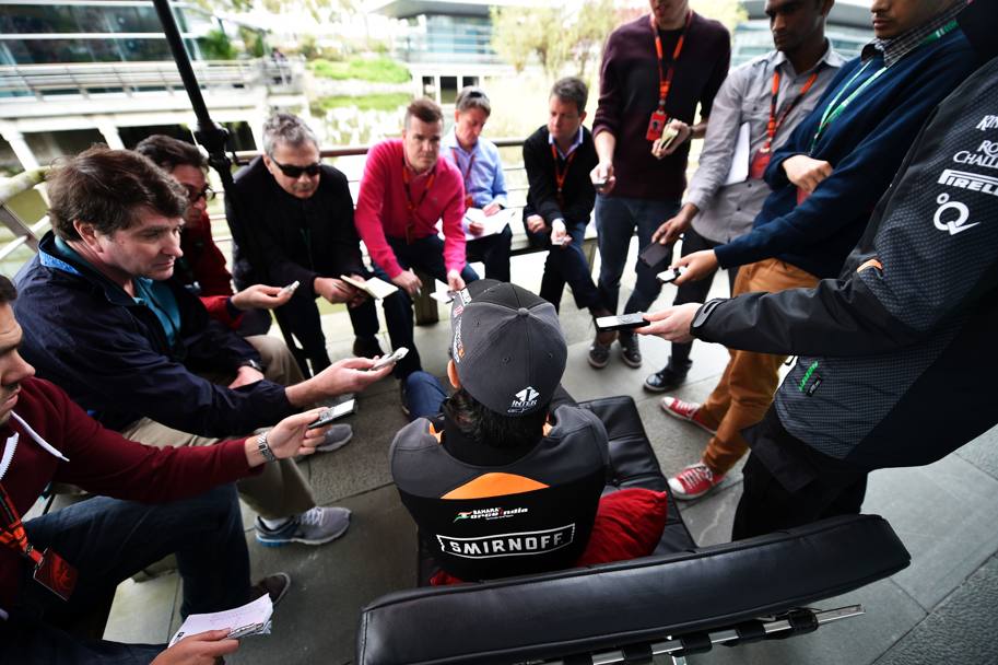 Sergio Perez della Force India circondato dai giornalisti (Olycom)
